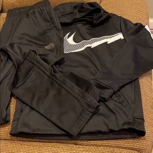 Boys Nike sweatshirt and jogger pant size XL